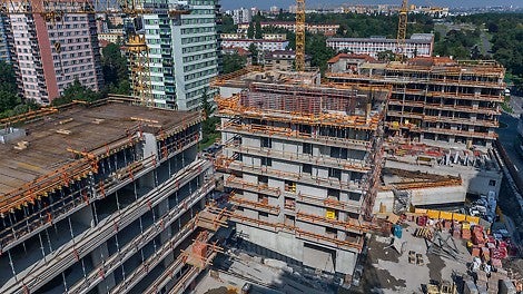 Centrum s byty a komerčními plochami - bytové domy (8 pater) a bytové věže (15 a 18 pater) propojené společnými suterény.