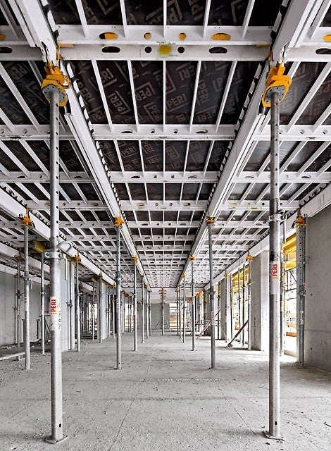 The SKYDECK construction with lightweight main beams and panels provides a systematic assembly sequence and creates space under the formwork.