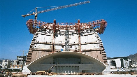 En tres circuitos hidráulicos independientes se controlan todos los movimientos del carro de desplazamiento: avance y retroceso, posicionamiento, encofrado y desencofrado.