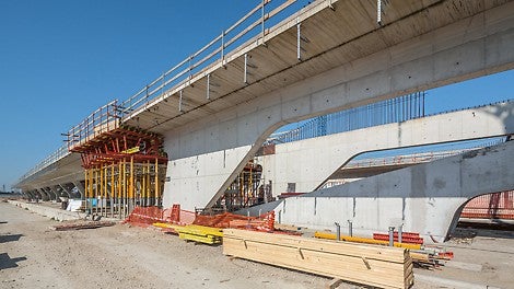 MULTIPROP承载能力高达90kN；在站台的浇筑过程中，使用铝合金制成的Multiprop以独立支撑或塔架的形式支撑台模 。