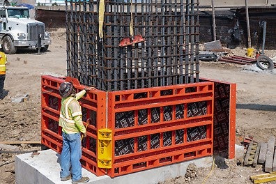 The Speed Column configuration of the VARIOKIT Pier System (VPS) features fast handling and high pouring rates and results in excellent concrete finish.