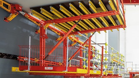 Stalowe mosty zespolone z odlewaną na miejscu płytą jezdną mogą być budowane przy użyciu systemu VCT VARIOKIT Composite Track bez konieczności stosowania przejezdnego deskowania stropowego. Ponadto nie jest wymagane późniejsze zamykanie przepustów w płycie jezdni, co poprawia jakość płyty. 