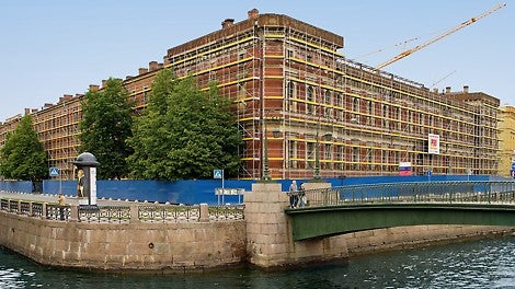 Система лесов PERI UP T 72/ T 104 гарантирует необычайно высокий уровень безопасности как в процессе монтажа, так и во время проведения фасадных работ. Кроме того, проект расстановки лесов учитывает все архитектурные особенности здания, а также его расположение.