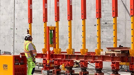 Supervisor Helmut Bamberger vid de nya VARIOKIT stämpen som tar 250kN