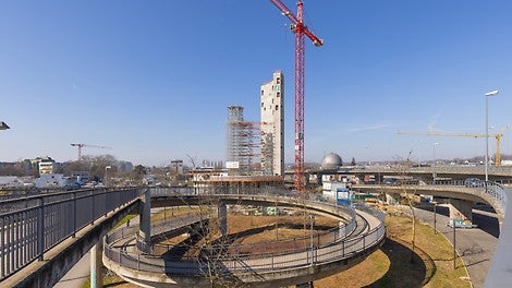 Der Panorama-Rundturm, eingebettet zwischen Europabrücke und Reichenaustraße, bildet den Mittelpunkt des neuen Stadtquartiers am Seerhein.