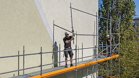 Das Fassadengerüst des PERI UP Gerüstbaukastens bietet Sicherheit im System, denn das Geländer für die nächste Ebene wird mit dem Easy Stiel ohne Zusatzbauteile von der unteren Gerüstlage aus montiert.