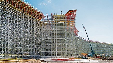 PERI UP承重支架系统具有模块化的组装方式，能够更好地适应复杂的结构造型。