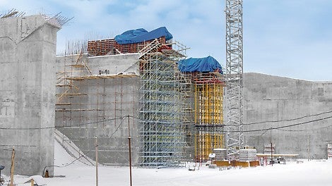 为巨型钢筋混凝土立柱上部，为悬挑结构提供由MULTIPROP与PERI UP组成的支撑方案，可靠地将荷载传递至地面。