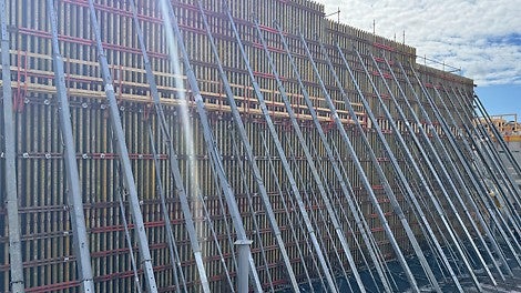 Paikallavalettava, 13,5 metriä korkea VARIO GT 24 -seinämuotti.