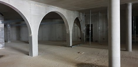 Pre dosiahnutie pohľadového betónu na viditeľných plochách stien bez ich dodatočnej úpravy bola na rámové debnenie TRIO pripevnená špeciálna fólia na odvedenie prebytočnej vody z betónu, čím sa dosiahol jeho „bezbublinkový“ povrch.