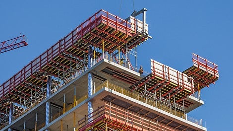 Wichtiger Bestandteil der PERI Schalungs- und Gerüstlösung waren die VARIODECK Randdeckentische mit geschlossener Absturzsicherung. Dadurch konnten auch die nachfolgenden Fassadenarbeiten gefahrlos ausgeführt werden.