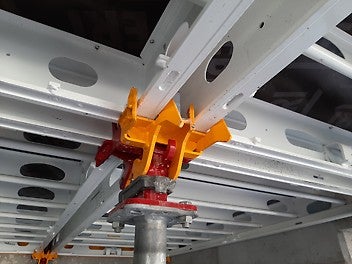 Système SKYMAX, une seule tête pour toutes les positions : la tête d’étai ou la tête de décintrement est également utilisable au niveau des rives et pour les changements de direction.