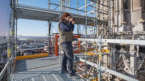 Das PERI UP Modulgerüst bietet optimale Anpassungsmöglichkeiten und dadurch sicheren Zugang für die Steinmetzarbeiten und die Bestandsaufnahme in großer Höhe.