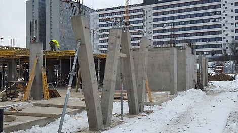 Stĺpy bpli vyhotovené pomocou formy z priehradových stropných nosníkov GT 24 vložených do veľkoplošných panelov stenového debnenia.
