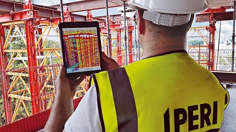 Dank der eingesetzten Sensoren von PERI InSite Construction wurde die Temperatur an unterschiedlichen Stellen im Beton gemessen und die Daten direkt in die ISC Webapplikation geladen. Dies minimierte die kostspieligen Wartezeiten bis zur finalen Aushärtung des Betons auf ein Minimum. Zur digitalen Unterstützung auf der Baustelle war auch der Cloud Service BIM 360° Field im Einsatz. Die Panoramarenderings erlaubten die immersive Begehung der PERI Lösung – bereits lange vor der tatsächlichen Ausführung. Zudem konnte dadurch eine konsistente und kontinuierliche Verfügbarkeit aller Projektdaten auf der Baustelle sichergestellt werden.