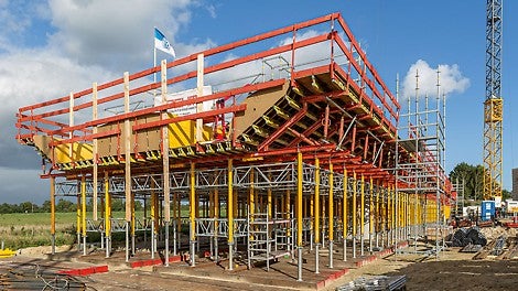 Die Ausführung der auf einer MULTIPROP Unterkonstruktion aufgelagerten VARIOKIT Überbauschalung als Umsetzeinheiten verschafft einen erheblichen Zeitvorteil.