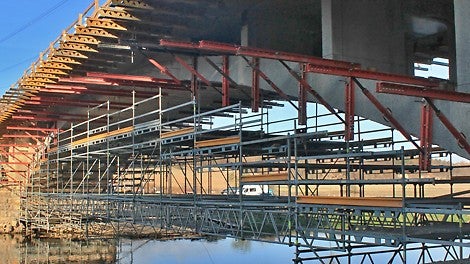 Zavěšená konstrukce z lešení PERI UP nad vodní hladinou.