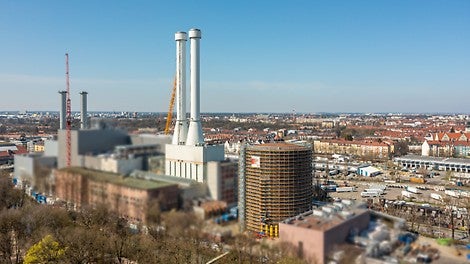 Deutschlands größte Geothermieanlage am Energiestandort Süd der Stadtwerke München (SWM) wurde Mitte 2025 um einen Wärmespeicher erweitert, der Anfang 2026 in Betrieb gehen soll.