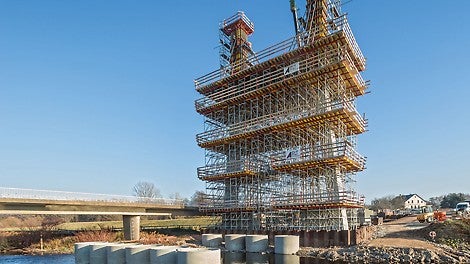Im Norden von Zwickau führt die neue, knapp 100 m lange Schrägseilbrücke die Kreisstraße K&amp;nbsp;9316 über die Mulde. Sie ersetzt die bisherige Brücke, die beim Hochwasser 2013 stark beschädigt wurde.