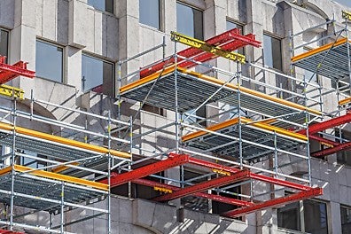 Les plates-formes de travail peuvent être intégrées aux structures existantes en combinant le VARIOKIT et le système d&#039;échafaudage PERI UP.<br/>