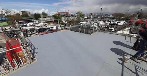Les panneaux PERI Panel en place sur un chantier : le PERI Panel peut être facilement découpé pour s’adapter aux dimensions voulues sur le chantier.<br/>(Photo : PERI France)<br/>
