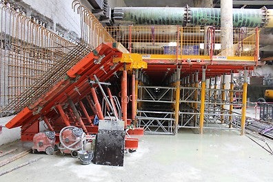 Coffrage d’un plot de 72 mètres linéaires et d’épaisseur 1,5 m - 3,3 m : coffrage de rives en manuportable DUO, coffrage de voiles TRIO adapté en coffrage de dalle, étaiement en MULTIPROP, système VARIOKIT