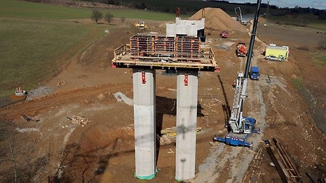 Bednění příčníku na standardních pilířích pomocí konzol MATFLEX.