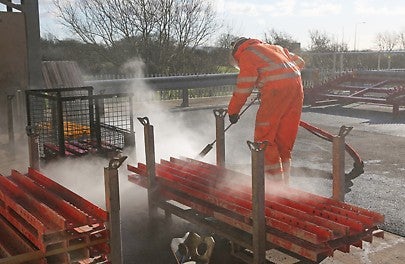 PERI tarjoaa puhdistus- ja korjauspalveluja, jotta muotit pysyvät toimintakunnossa.