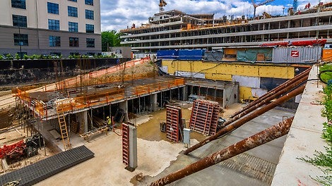 Za izradu vertikalnih armiranobetonskih elemenata korišćena je lagana panelna DOMINO oplata, kojom se ručno manipulisalo te nije bila neophodna upotreba krana.