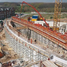 Sechs Meter lange Einheiten mit Rahmen aus U 120 Stahlriegeln wurden paarweise hochgesetzt, nachdem das Traggerüst aus ST 100 Stapeltürmen angepasst war.