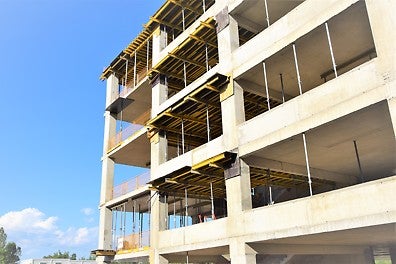 Кофраж за плочи MULTIFLEX с плътностенни греди VT и единични подпори PEP Ergo - подходящ за всяка бетонова повърхност<br/>със свободен избор на кофражните платна за постигане на качествен бетон, отговарящ на всички изисквания