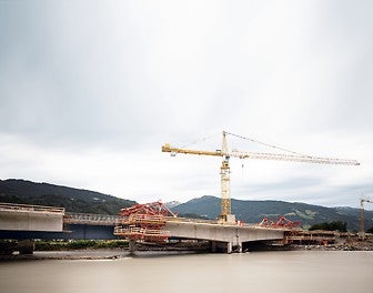 PERI VBC-Freivorbauwagen beim fertigen ersten Brückenkragarm