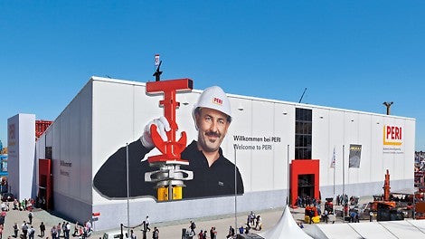The purpose-built PERI exhibition hall on the bauma open-air area was 85 m long and almost 50 m wide with a height of 20 m. The image of PERI supervisor, Stefan Zangl, was visible from afar and provided all visitors with a warm welcome.