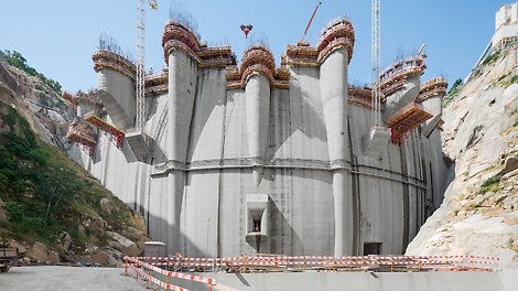 The dam in northern Portugal will reach a height of 108 m, while the dam crest measures 275 m long.