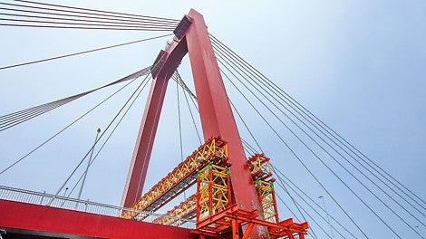 Various system solutions of the VARIOKIT Engineering Construction Kit contributed to the successful refurbishment of the Willhelms Bridge in Rotterdam. For example, VBR Truss Girders and VST Heavy-Duty Shoring Towers were used to transfer the heavy loads into the pylon foundations.