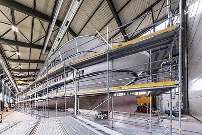 Mit der Stielbauweise des PERI UP Fassadengerüsts ist es möglich, das Gerüst problemlos auf die Geometrie des Schiffs anzupassen.<br/>(Foto: PERI SE)<br/>