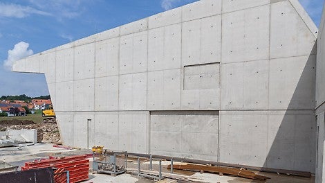 Mit MAXIMO Standardelementen lassen sich hochwertige Betonflächen mit einem gleichmäßigen Fugen- und Ankerraster erzielen.