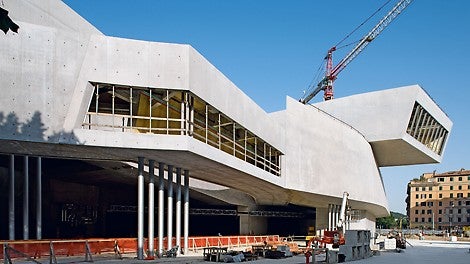 这个不同寻常建筑的特别之处是，在14米高的位置，出挑的悬臂结构及弧形的钢筋混凝土墙体。