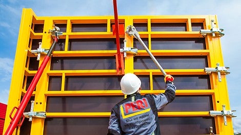 Анкерный ключ используется для затяжки и ослабления гаек без молотка. С ним процесс занимает меньше времени особенно для верхних рядов тяжей. С ключом для тяжей все операции выполняет один монтажник. <br/>