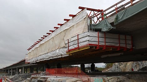 Rullbar form användes överallt där det var möjligt att rulla fram formen. På några balkar över järnväg och där det var trånga passager användes ett konsolsystem