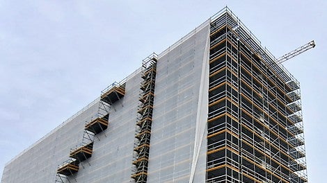 Sono stati assemblati in modo veloce oltre 11.000 mq di ponteggio di facciata, resa complessa da numerosi balconi in aggetto. 