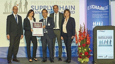 PERI recently received the prestigious &quot;Supply Chain Management Award 2016&quot; for a new logistics concept. On behalf of the international team, Ramona Held and Dr. Bernd Rosenkranz (centre) accepted the award from jury members Dr. Petra Seebauer (right) and Harald Geimer (left) along with the previous year&#039;s winner and laudator, Johannes Giloth.<br/>(Photo: André Baschlakow/EUROEXPO)
