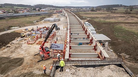 Using the VCT makes it possible to achieve a 5-day concreting cycle and makes a big difference in terms of keeping to the planned construction schedule.<br/>(Photo: PERI SE)<br/>