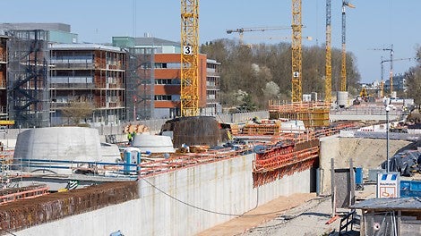 Der 120 m lange Bahnhofsbereich mit seinen Entrauchungs-, Lüftungs- und Lichtöffnungen geht nahtlos über in etwa 850 m lange Tunneltrasse zum bisherigen Endbahnhof am Klinikum Großhadern.