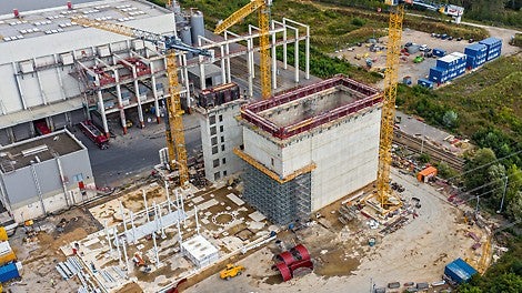 Die Fertigstellung des knapp 30 m hohen Bunkers samt Schaltanlagengebäude, Anlieferhalle und Treppenhaus erfolgten auf einem beengten Baufeld neben der im Betrieb befindlichen Abfallverbrennungsanlage sowie unter Berücksichtigung hoher Dichtigkeitsanforderungen.