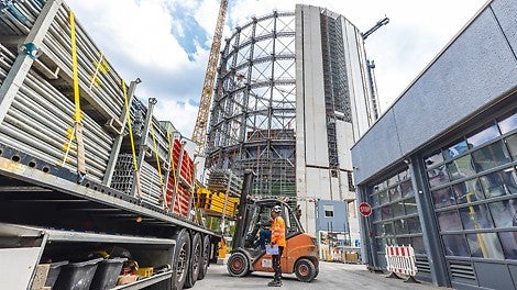 Im Inneren des Stahlgerüsts entstand ein runder Neubau mit 15 Geschossen.