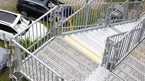 Die PERI UP Treppe Public erfüllt sämtliche Normen und Vorschriften bezüglich Sicherheit, Stufen- und Geländerhöhen.