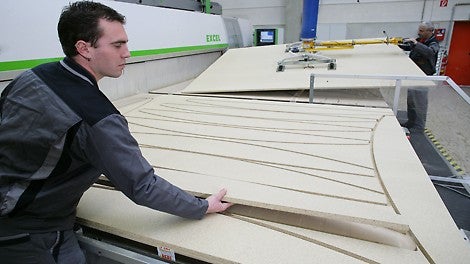 Die Daten der CAD-Planung werden direkt an die CNC-Maschine übermittelt. Dort entstehen präzise Plattenzuschnitte in beliebiger geometrischer Form.