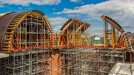 Большая арка. Применение ряда нестандартных решений связано со сложной поверхностью большой арки. Применены специзделия: кессоны, ниши. Поставка на объект готовых столов (собранные модули), понятное техническое решение, постоянное присутствие специалистов PERI гарантировало быстрый и безопасный монтаж готовой конструкции. 