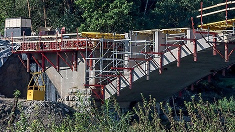 Rekonstrukce opěr včetně říms s pomocí konzol SRU a lehkého stěnového bednění DOMINO.